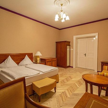 4 Bedrooms 130M2 Apartment At The Main City Square Прага Экстерьер фото