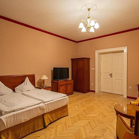 4 Bedrooms 130M2 Apartment At The Main City Square Прага Экстерьер фото