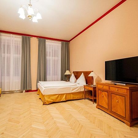 4 Bedrooms 130M2 Apartment At The Main City Square Прага Экстерьер фото
