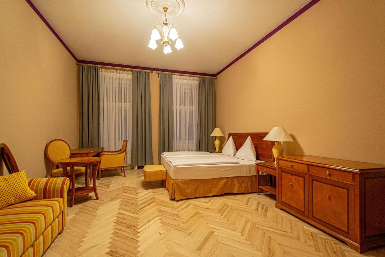 4 Bedrooms 130M2 Apartment At The Main City Square Прага Экстерьер фото