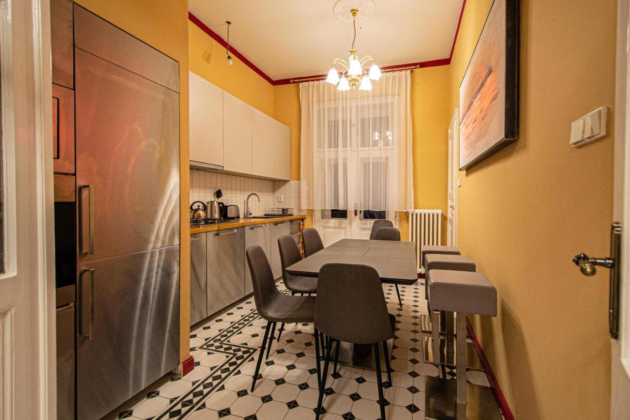 4 Bedrooms 130M2 Apartment At The Main City Square Прага Экстерьер фото