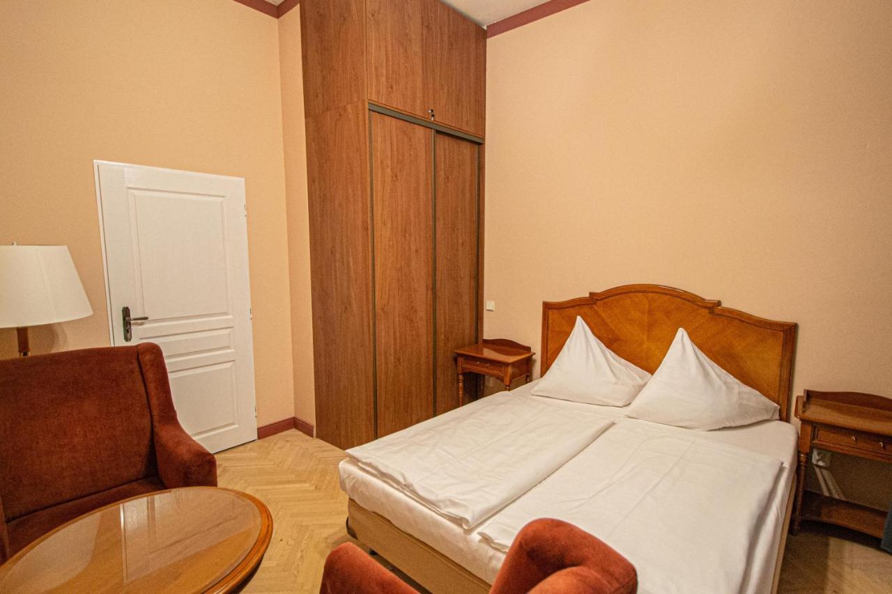 4 Bedrooms 130M2 Apartment At The Main City Square Прага Экстерьер фото