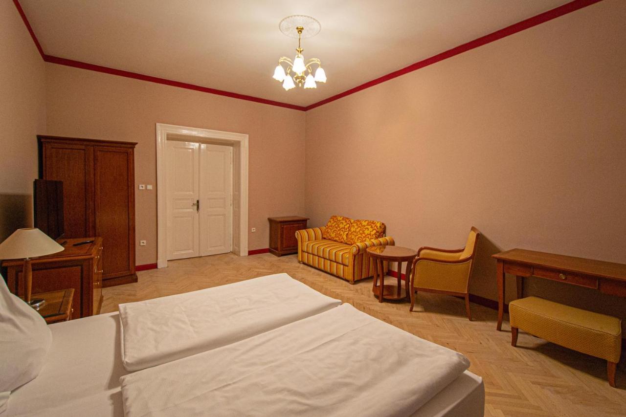 4 Bedrooms 130M2 Apartment At The Main City Square Прага Экстерьер фото